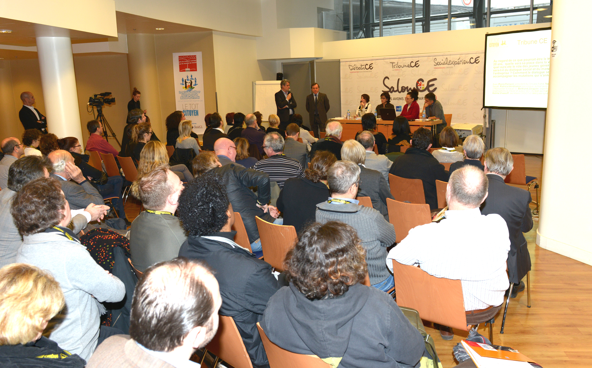 La 4ième remise du prix du Meilleur Ouvrage sur le Monde du Travail s’est déroulée dans le cadre du salon national des CE au Cnit – La Défense devant un nombreux public composé des adhérents du Toit Citoyen, club des élus de CE et des visiteurs du salon… Photo : Patrice Lecourt