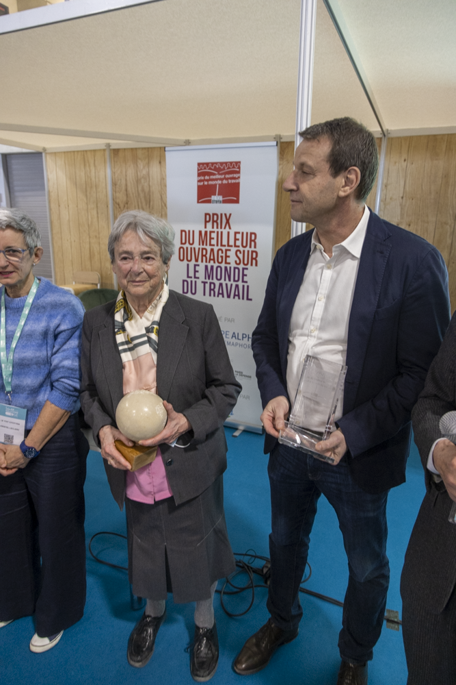 Alain Schnapper porte dans ses mains le trophée du Prix en cristal de baccarat.