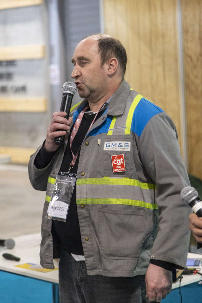 Stéphane Ledormand, figure du combat des GMS à La Souterraine dans la Creuse depuis 2017 avait été invité par le Toit Citoyen pour recevoir le prix au nom d'Arno Bertina, en résidence littéraire et dans l'impossibilité de nous rejoindre. Stéphane avait mis sa veste d'ouvrier, tout un symbole... Il a rendu hommage à ses camarades de lutte dont une cinquantaine n'a pas encore retrouvé du travail. Son hommage à Yann Augras, décédé sur la route du retour du travail fut très émouvant. Stéphane Ledormand travaille maintenant au CHU de Limoges. Après avoir passé un bon moment à échanger avec d'autres élus sur le salon, Stéphane a rejoint sa Creuse natale, ce territoire si maltraité pendant cet épisode de lutte ouvrière !