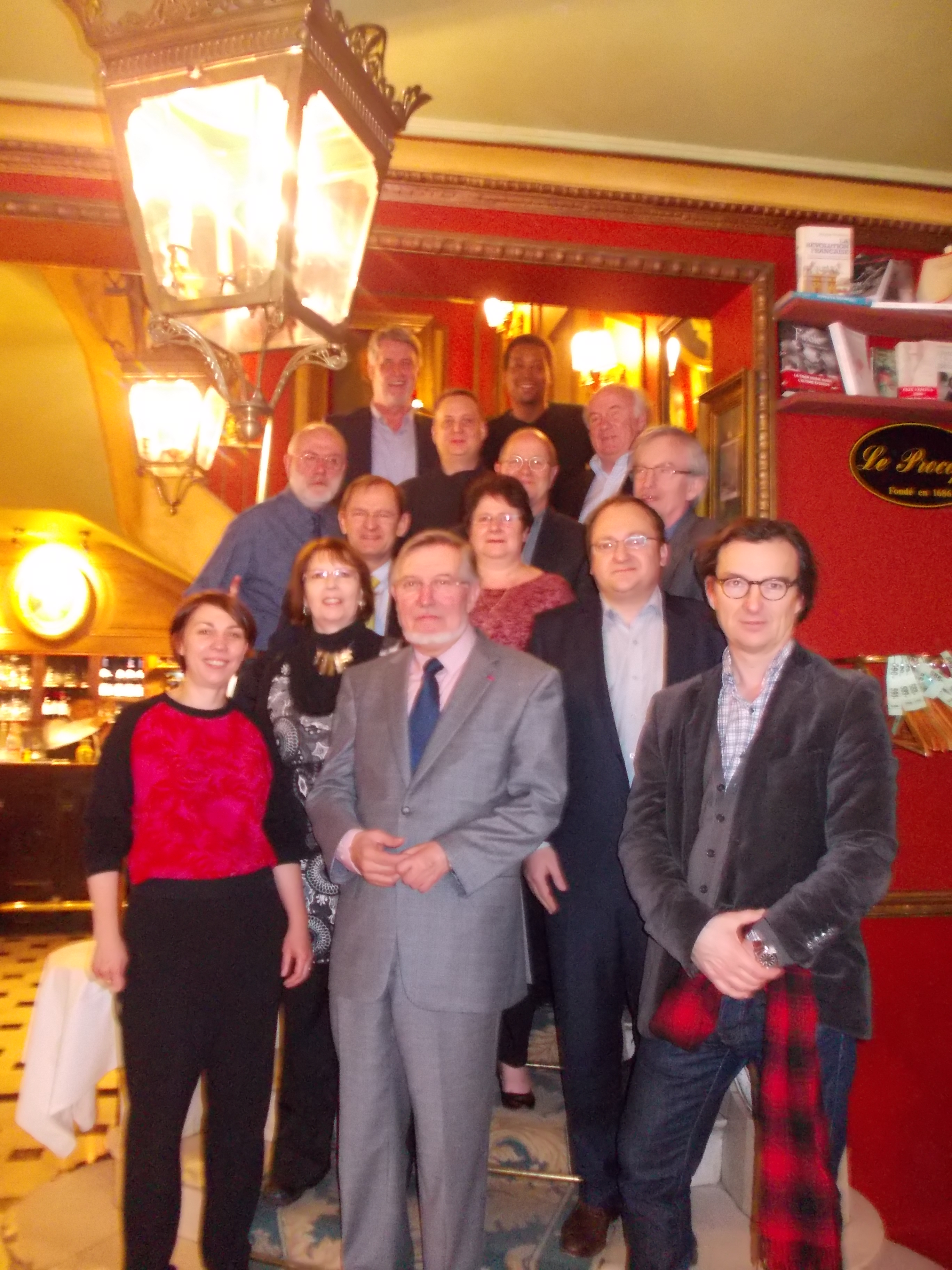 Le Jury en bas du fameux escalier des Prix Littéraires... Manquent à l'appel, Ciruela Barrreto et Marie Pezé pour raison de santé et Pierre Ferracci, parrain du Prix qui rejoindra les jurés avant le premier tour de table... Le Jury en bas du fameux escalier des Prix Littéraires... Manquent à l'appel, Ciruela Barrreto et Marie Pezé pour raison de santé et Pierre Ferracci, parrain du Prix qui rejoindra les jurés avant le premier tour de table...