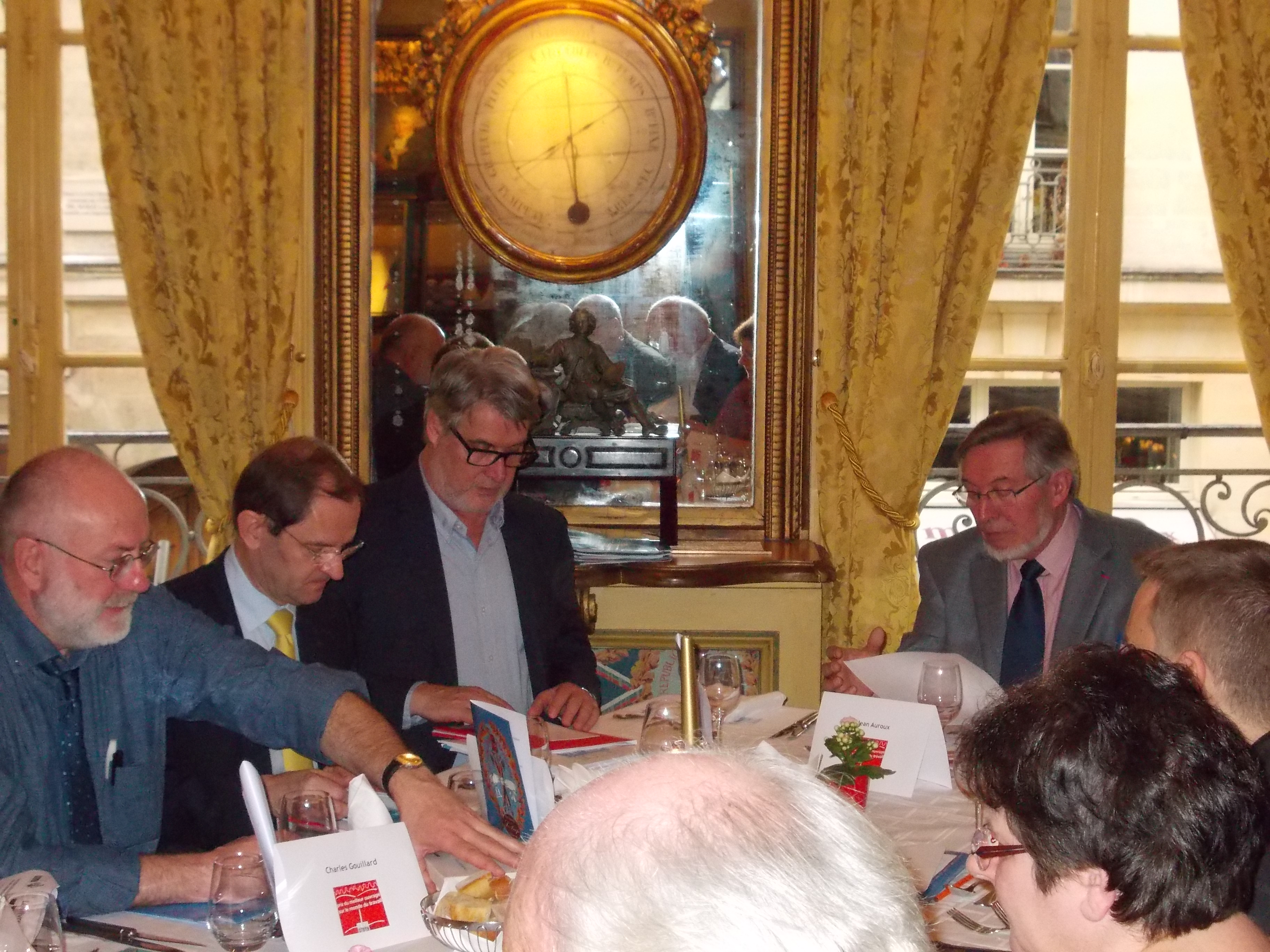 Jean Auroux, à droite, a salué le choix du livre récompensé dans la catégorie "Salariés" et à souhaité que la production "Experts" soit moins "universitaire" pour la prochaine édition... Jean Auroux, à droite, a salué le choix du livre récompensé dans la catégorie "Salariés" et à souhaité que la production "Experts" soit moins "universitaire" pour la prochaine édition...
