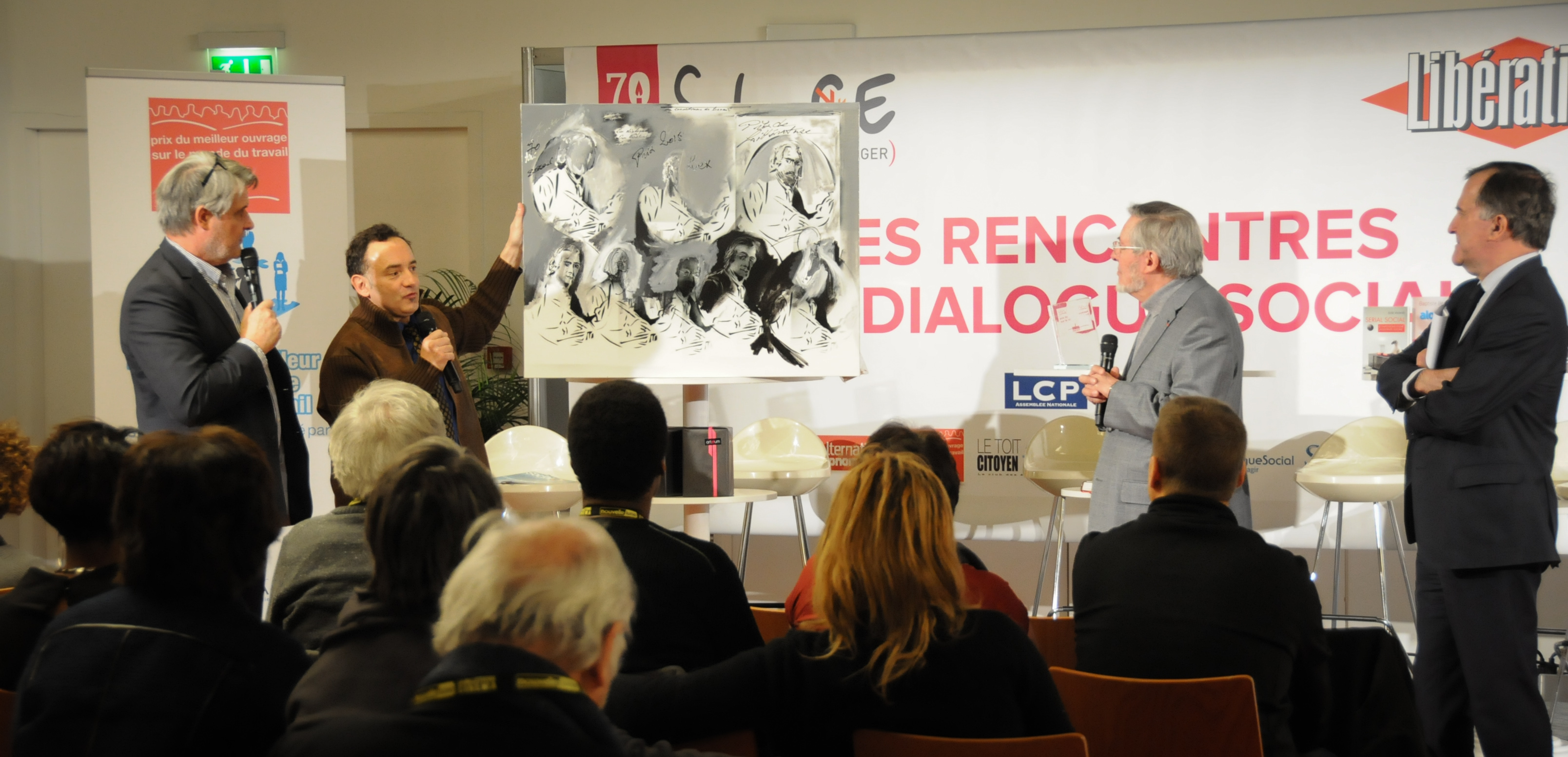 L'ami des stars était à la Tribune du Toit Citoyen pour remettre les toiles que le Club des Elus de CE avait choisies pour récompenser les auteurs... Photo : Catherine Cros