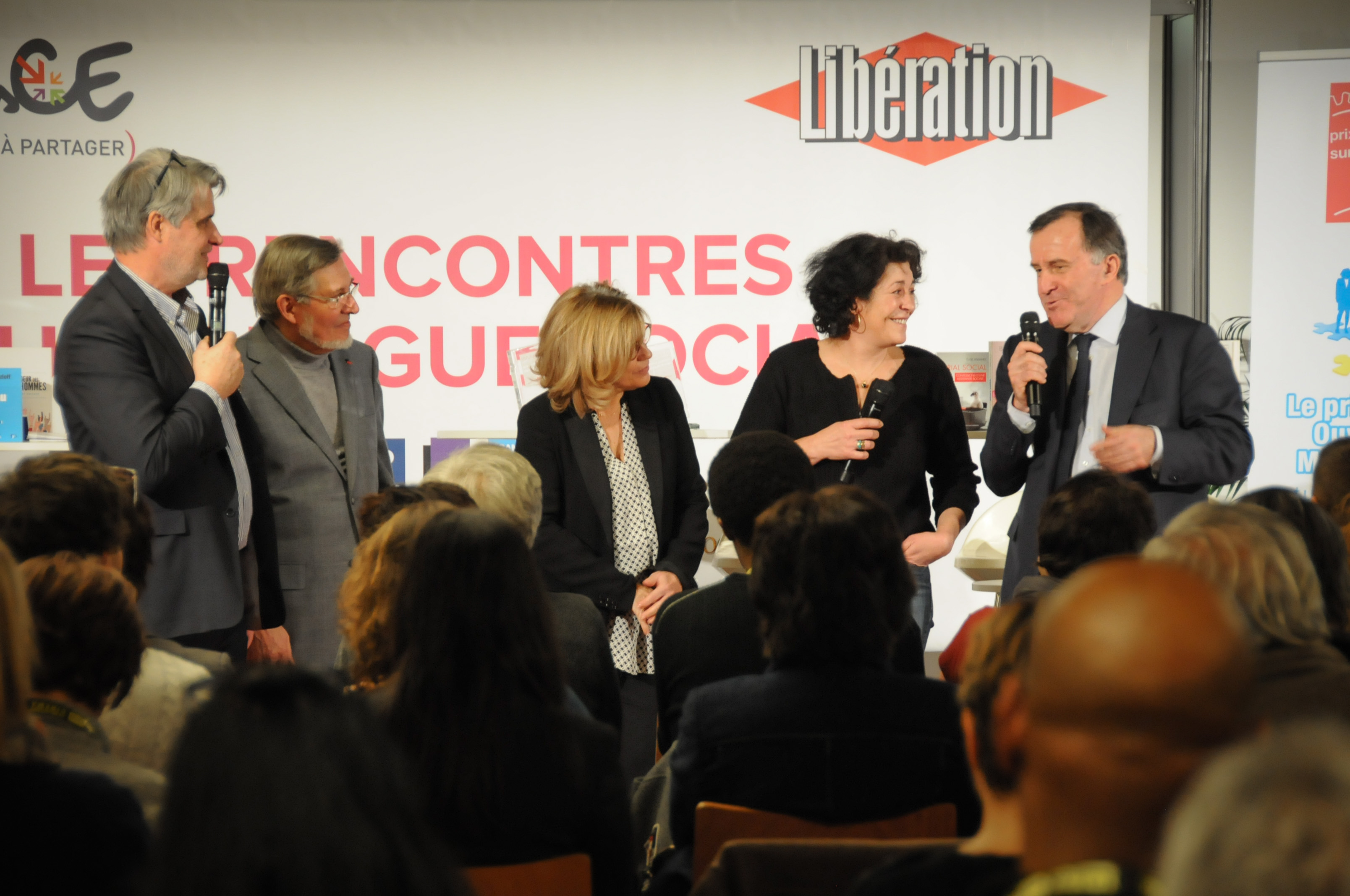 Patrick Gobert, Jean Auroux et Francine Raymond, la journalistei ayant mis en lumière la vie de Gigi (elle n'avait jamais fait grève de sa vie !) observent le bonheur de la lauréate qui sourrit aux propos du président d'Alpha qui connaissait bien le dossier PSA... Photo : Catherine Cros