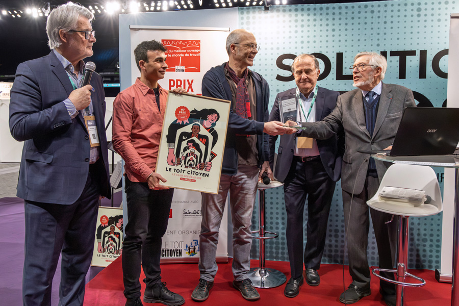 de g à d : Patrick Gobert, Dugudus l’affichiste engagé, élu artiste 2025 par le Toit Citoyen et créateur de l’affiche du prix, Nicolas Renahy, lauréat de la catégorie Experts pour « Jusqu’au bout » édité à La Découverte, Pierre Ferracci et Jean Auroux - Photo Jacques Martin - de g à d : Patrick Gobert, Dugudus l’affichiste engagé, élu artiste 2025 par le Toit Citoyen et créateur de l’affiche du prix, Nicolas Renahy, lauréat de la catégorie Experts pour « Jusqu’au bout » édité à La Découverte, Pierre Ferracci et Jean Auroux - Photo Jacques Martin -