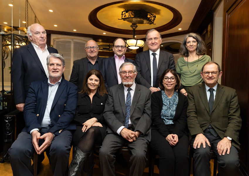 Autour de Jean Auroux, ancien ministre du travail et président du jury, et de Piette Ferracci, fondateur du Groupe Alpha, parrain du prix, le jury 2026, identique à celui de 2025. Photo Jacques Martin -