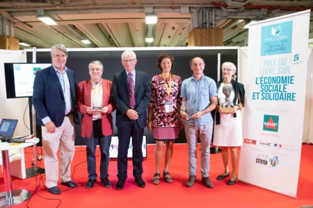 Prix 2018 du Livre sur l'ESS : Roger Belot, président du Jury et Patrick Gobert, président du Club des CE Citoyens, ont récompensé les lauréats de la 5 ième édition (toutes les infos sur le blog www.toitcitoyen.com/economiesociale).           