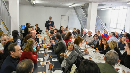 Près de 100 personnes ont partagé un repas de fête et ont assisté à une performance superbe de la troupe de théâtre d'improvisation " Le Grand Showtime " - photo Catherine Cros.