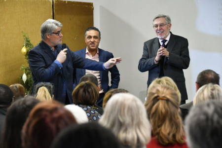 Jean Auroux, l'ancien ministre du Travail et parrain du Toit Citoyen, aux côtés d'Abdel Benchabbi de CE Consultant, partenaire du club pour toute l'actualité juridique, avaient répondu à l'invitation de Patrick Gobert - photo Catherine Cros.