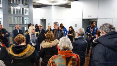 Directeur du Toit de la Grande Arche pendant des années, Patrick Gobert a joué les guides pour le plaisir de tous ceux qui découvraient le site ! Les anciens ont apprécié de s’asseoir autour d'une galette dans le restaurant Joséphine qui a été installé là ou le Toit Citoyen avait son accueil... Photo Catherine Cros