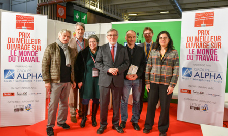 De gauche à droite : Vincent de Gaulejac, directeur de la collection Sociologie clinique des éditions érès qui a reçu le prix en l'absence d'Agnès Vandevelde- Rougale, Patrick Gobert, Sylvie Abd El Gaber, de la coopérative Dire le Travail, Jean Auroux, président du Jury, Patrice Bride, lauréat pour " Vous faites quoi dans la vie " aux éditions de l'Atelier, Alain Petitjean, directeur associé du Groupe Alpha, parrain du Prix et Delphine Richard, secrétaire général des éditions de l'Atelier. Photo : Catherine Cros.