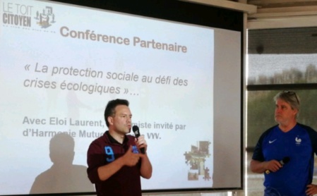 Eloi Laurent a apprécié le clin d’œil de Patrick Gobert qui avait revêtu le maillot de l'équipe de France pour le coup d'envoi de la coupe du monde... Photo : Colette Tostivint Eloi Laurent a apprécié le clin d’œil de Patrick Gobert qui avait revêtu le maillot de l'équipe de France pour le coup d'envoi de la coupe du monde... Photo : Colette Tostivint