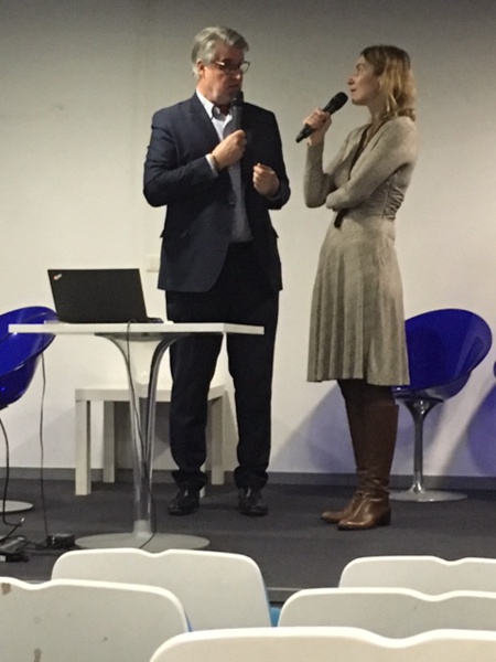 La réalisatrice explique aux CE et aux partenaires du Toit Citoyen comment on peut organiser une projection -débat dans son entreprise - Photo Agence Relations Presse - La réalisatrice explique aux CE et aux partenaires du Toit Citoyen comment on peut organiser une projection -débat dans son entreprise - Photo Agence Relations Presse -
