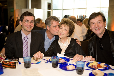 Entre Francis Bouvier à gauche, président du Toit de la Grande Arche et Marc Delomez, pdg de Tables de France - Ça c'est Paris, Patrick Gobert félicite Marthe Mercadier, pour son rôle de marraine du Toit Citoyen créé lors de la saison  2005-2006...