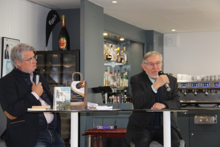 Jean Auroux a présenté son dernier livre qui contient un chapitre sur le Toit Citoyen qui a surpris Patrick Gobert, ému pour la circonstance - Photo Jean-Paul Berger. Jean Auroux a présenté son dernier livre qui contient un chapitre sur le Toit Citoyen qui a surpris Patrick Gobert, ému pour la circonstance - Photo Jean-Paul Berger.