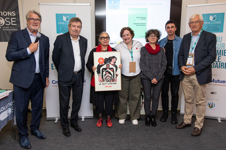 Lauréate de la catégorie " Experts ", Nadine Richez-Battesti a reçu l'œuvre de l'artiste Dugudus entre Roger Belot à gauche et Marie-Edith Alouf, directrice des Petits matins aux côtés de Camille Dorival, directrice de la collection " Mondes en transitions ". Photo : Jacques Martin - Toit Citoyen -
