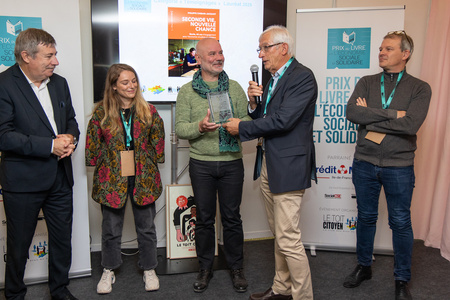 De gauche à droite : René Carel, Sarah Clément, responsable de la communication du réseau Envie, Philippe Chibani-Jacquot, lauréat de la catégorie "Témoignages " recevant le trophée des mains de Roger Belot, sous les yeux de Guillaume Balas, DG d'Envie - Photo : Jacques Martin - Toit Citoyen -