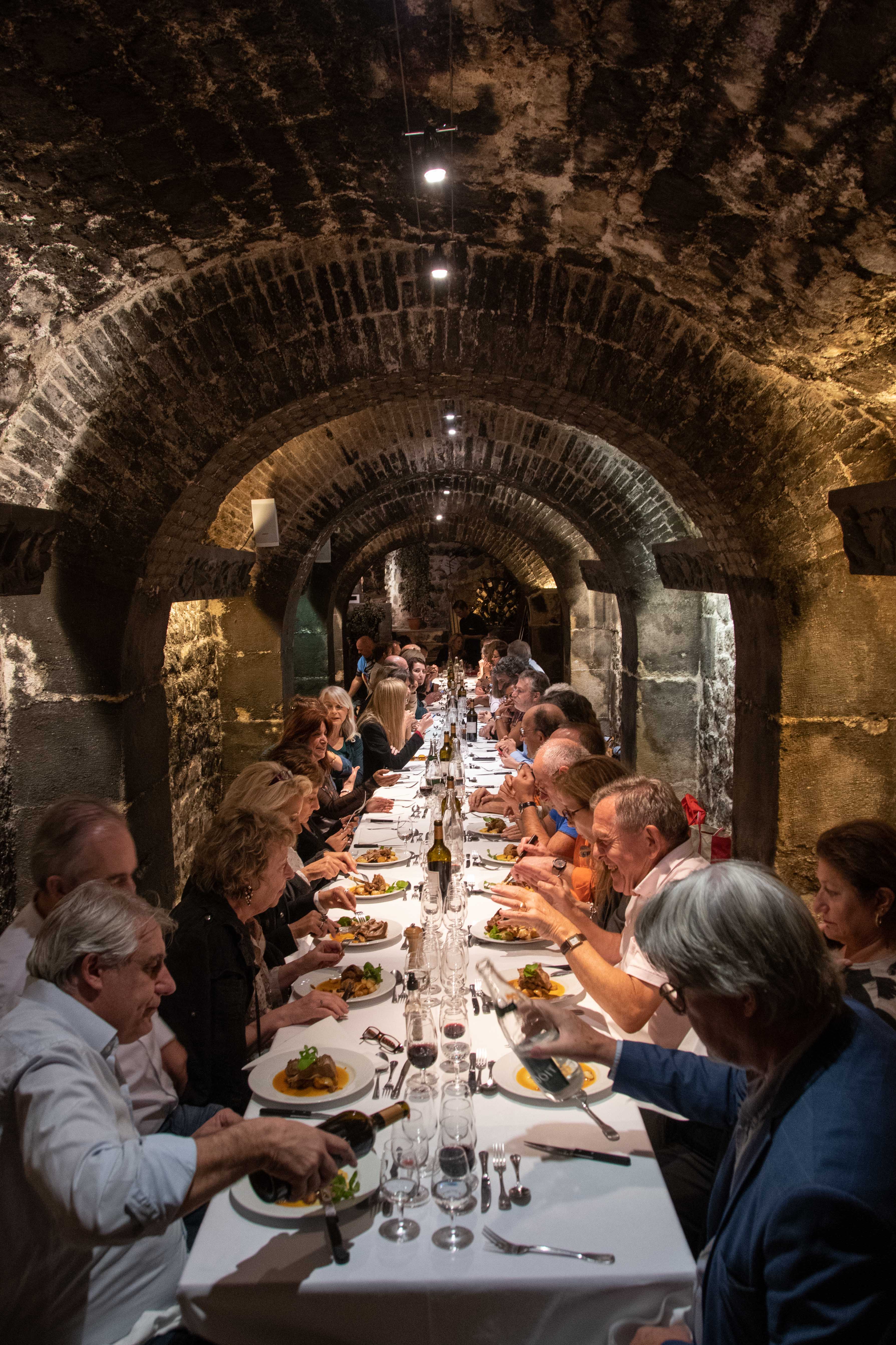 La Matinée s'est achevée comme à l'habitude par un repas convivial dans les caves du Musée et exceptionnellement pour l'occasion sur une seule et même table de près de 60 couverts - photo Catherine Cros -
