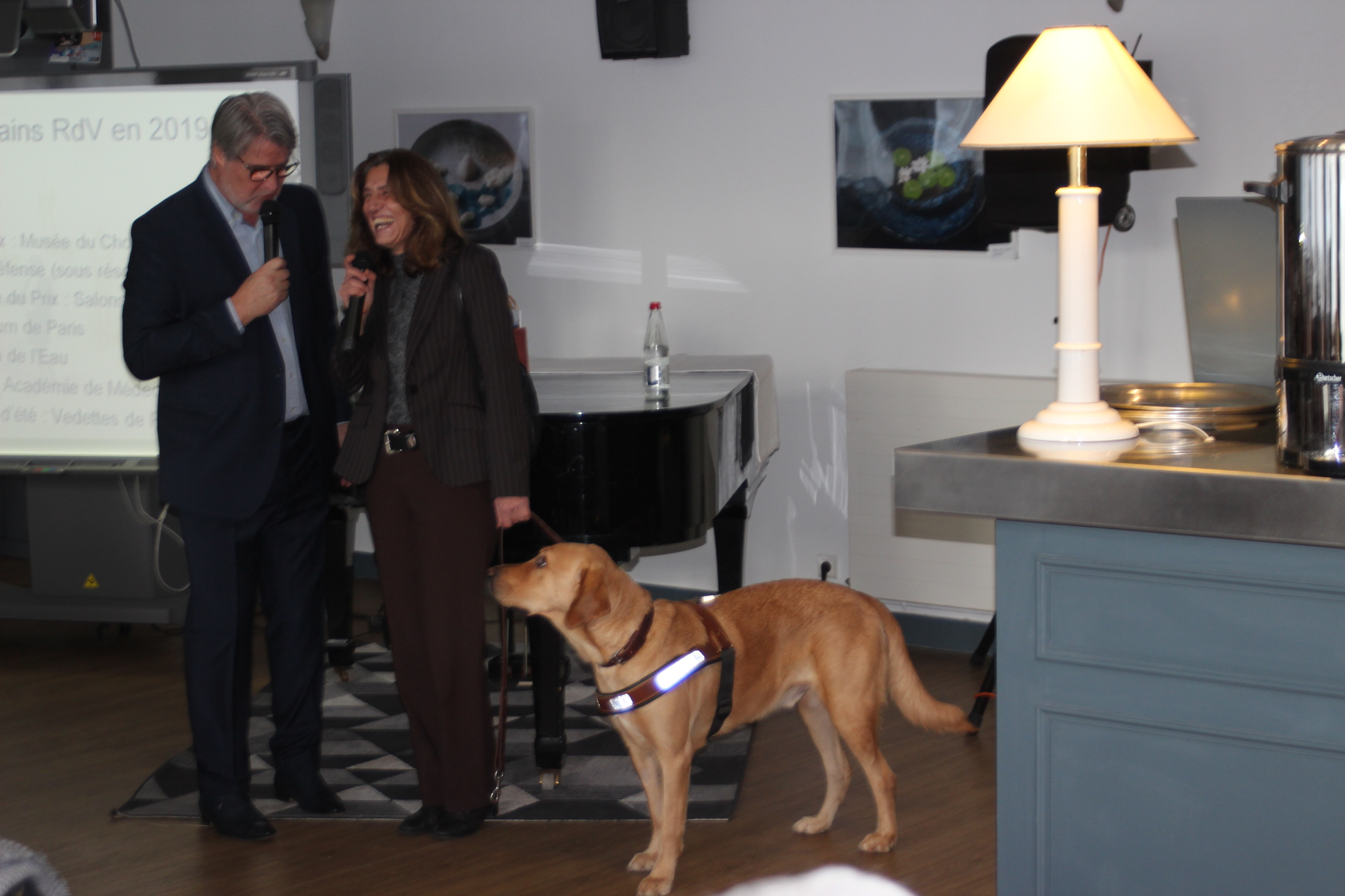 Invitée d'honneur, Hava Hoxha et son chien-guide " Miko ", présenté à tous les membres du club qui a contribué financièrement à son acquisition - Photo : Jean-Paul Berger