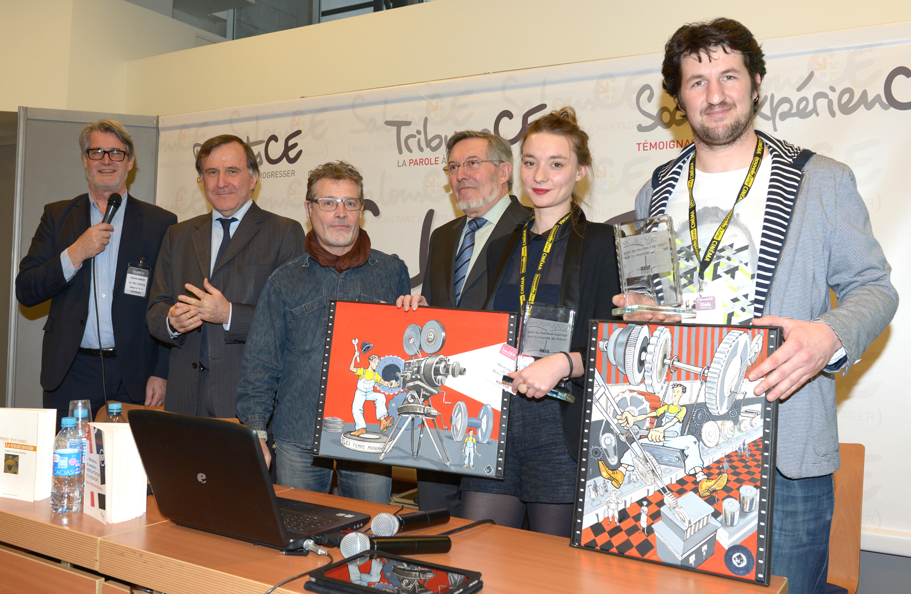 A côté de Cédric Gentil à droite, Marie-Laure Blot, l’attachée de presse de l’éditeur François Bourin qui représentait Pierre-Yves Gomez, retenu au dernier moment à Lyon. Une remise particulière de son prix sera organisée prochainement  par Pierre Ferracci dans les locaux du Groupe Alpha. Entre ce dernier et Jean Auroux, Thierry Bailly dit Tibaï, le peintre à qui le Toit Citoyen avait confié cette année la création de deux œuvres originales récompensant les lauréats. A côté de Cédric Gentil à droite, Marie-Laure Blot, l’attachée de presse de l’éditeur François Bourin qui représentait Pierre-Yves Gomez, retenu au dernier moment à Lyon. Une remise particulière de son prix sera organisée prochainement  par Pierre Ferracci dans les locaux du Groupe Alpha. Entre ce dernier et Jean Auroux, Thierry Bailly dit Tibaï, le peintre à qui le Toit Citoyen avait confié cette année la création de deux œuvres originales récompensant les lauréats.
