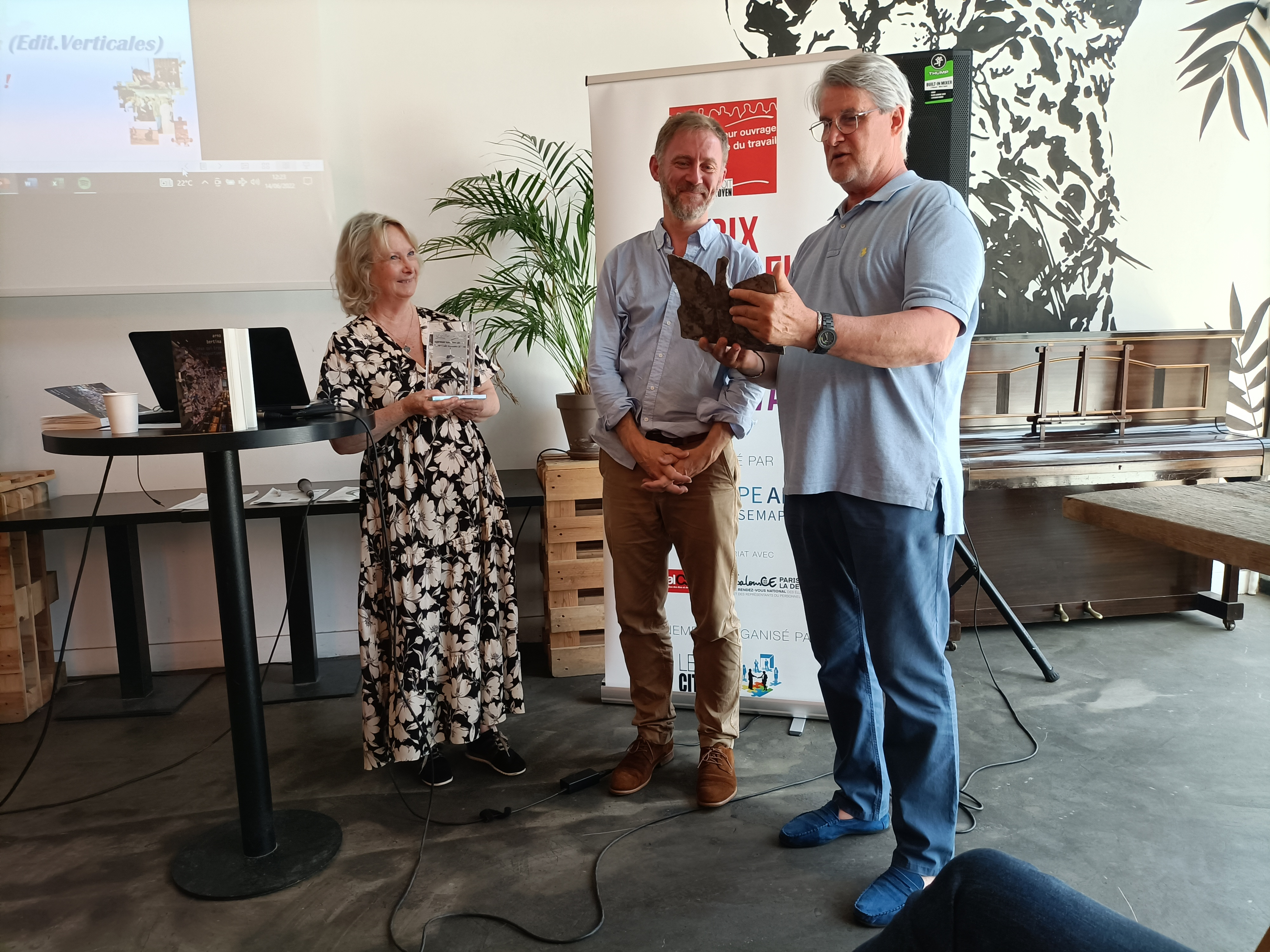 Arno Bertina apprécie son prix entre Marie Pezé et Patrick Gobert - Photo Tomy