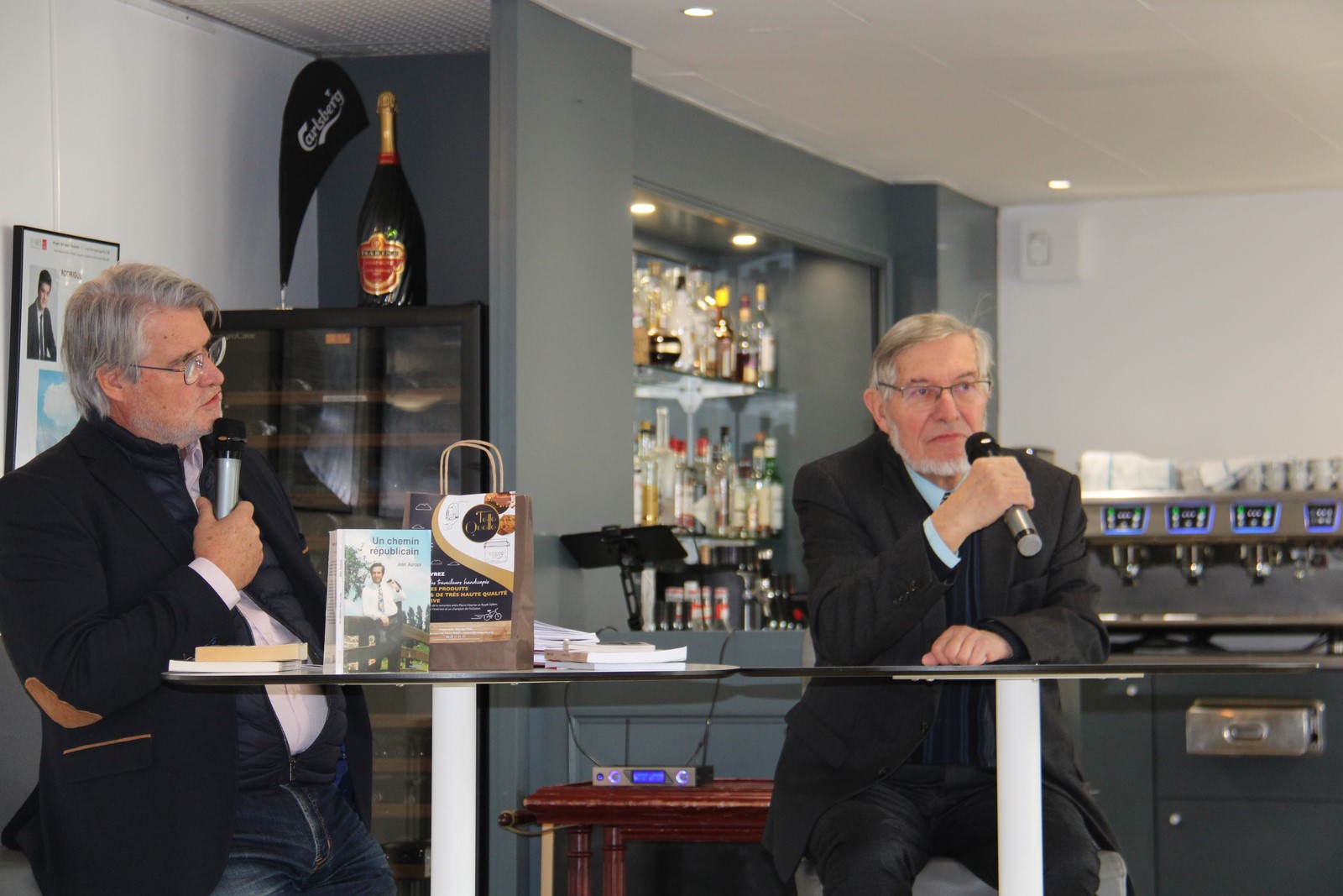 Jean Auroux a présenté son dernier livre qui contient un chapitre sur le Toit Citoyen qui a surpris Patrick Gobert, ému pour la circonstance - Photo Jean-Paul Berger.