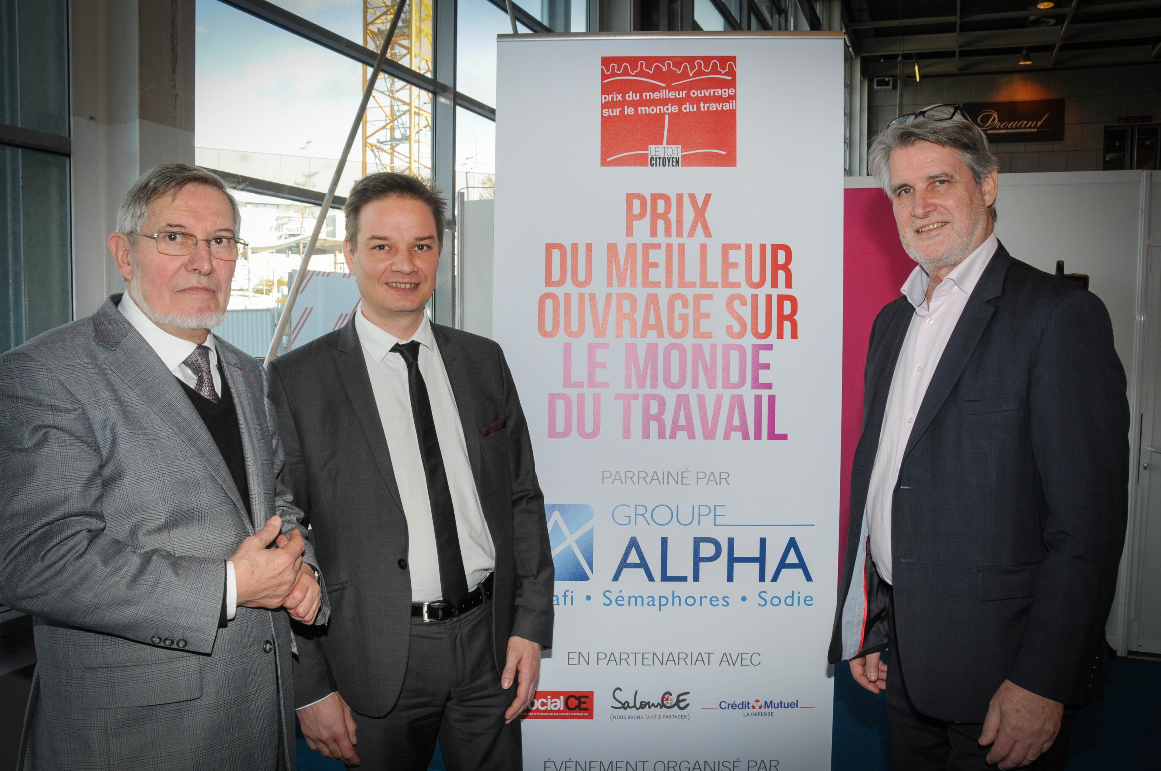 Jean Auroux, président du Jury, Jean-Pierre Lorillère, directeur de la caisse du Crédit Mutuel de la Défense et Patrick Gobert ont remis les prix de la 6 ème édition avec Pierre Ferracci, président du Groupe Alpha (absent sur la photo).