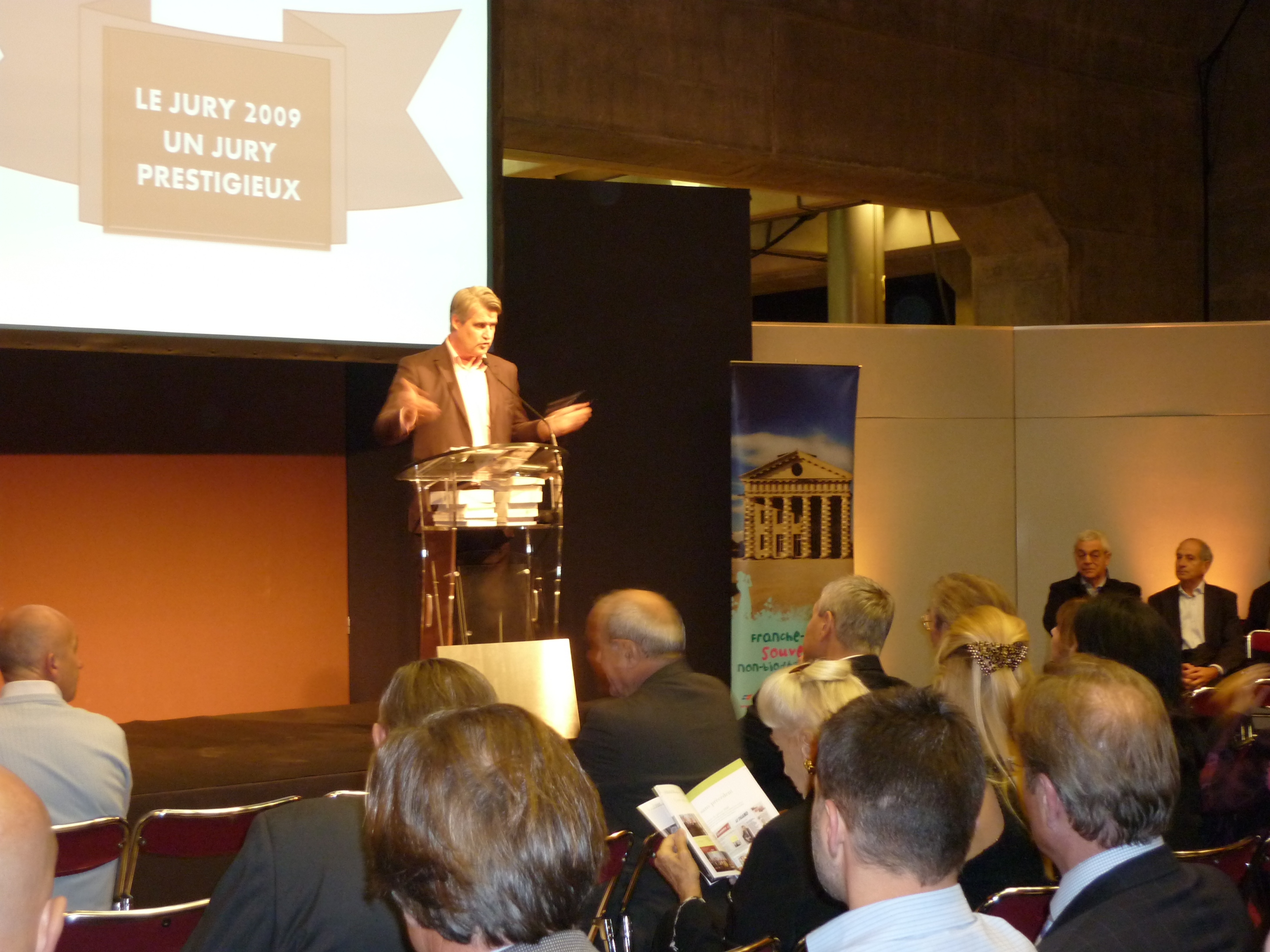 TRIBUNE.JPG TRIBUNE.JPG